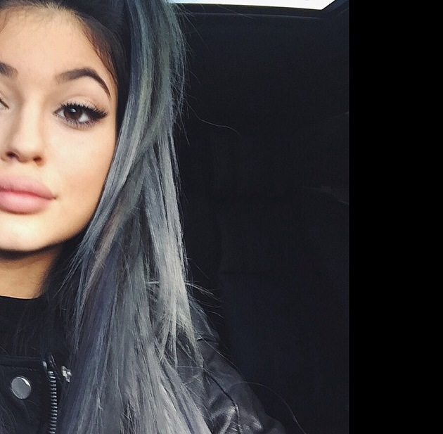 Kylie Jenner sa pýši sivým ombre