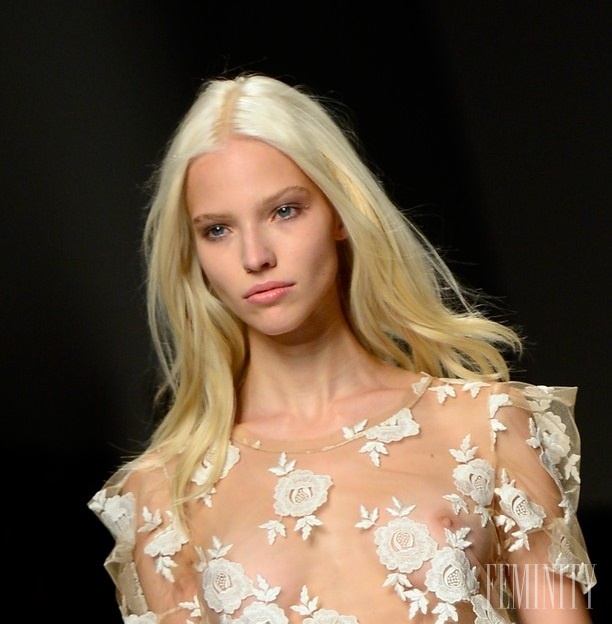 Topmodelka Sasha Luss prerazila v modelingu najmä vďaka jej farbe vlasov