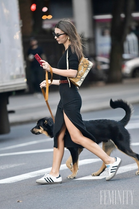 Šaty v midi dĺžke a k tomu tenisky, športová elegancia sa dá nosiť aj takto vkusne, milé dámy