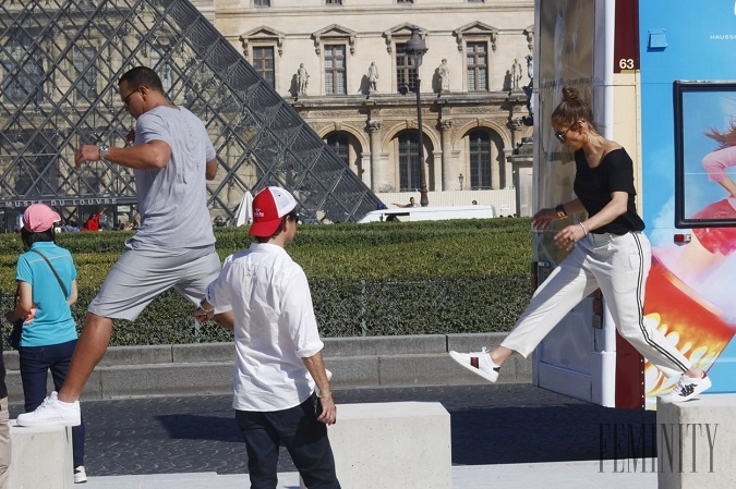 Takto ich paparazzi zachytili v Louvri. Zdá sa, že sa naozaj skvele bavili