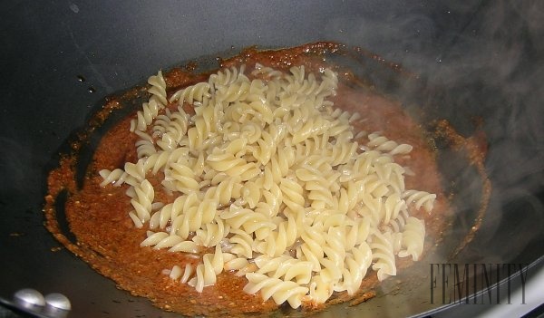 Fusilli s paradajkovo pestovou omáčkou