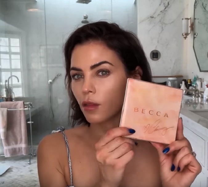 Na celkové rozžiarenie pleti nanesie Jenna štetcom od značky La Mer práškové  rozjasňovače v paletke Becca Cosmetics