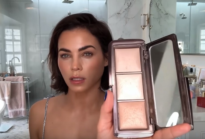 Nakoniec Jenna celú pleť zjednotí paletkou v nude odtieňoch, Hourglass Ambient Lighting Powder