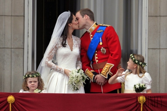 Tradíciou, ktorá je pre nás asi najznámejšia, je tá, že novomanželia spolu s kráľovskou rodinou sa objavia vždy na balkóne Buckinghamského paláca a dajú si kráľovský bozk