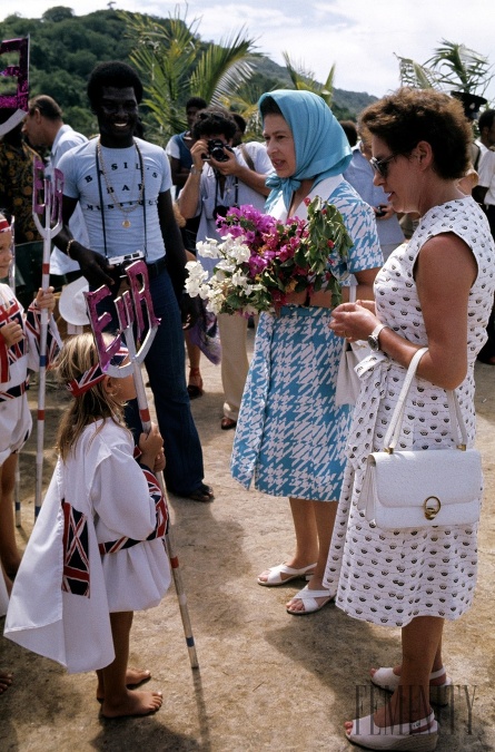 Ostrov Mustique navštívila aj sama kráľovná Alžbeta II. a to práve v sprievode svojej sestry, princeznej Margaret. 