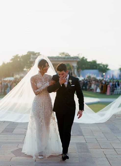 Priyanka sa pochválila na svojej sociálnej sieti aj takouto fotografiou v bielych šatách. Ktoré boli doslova epické