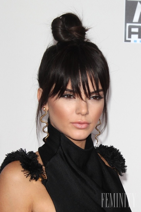 Modelka Kendal Jenner zvolila hustú ofinu a vysoký drdol