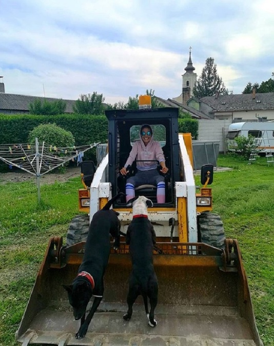 Jasmina je vždy a všade aj za každú srandu, ako sa povie a nebojí si sadnúť za volant ani takéhoto stroja 